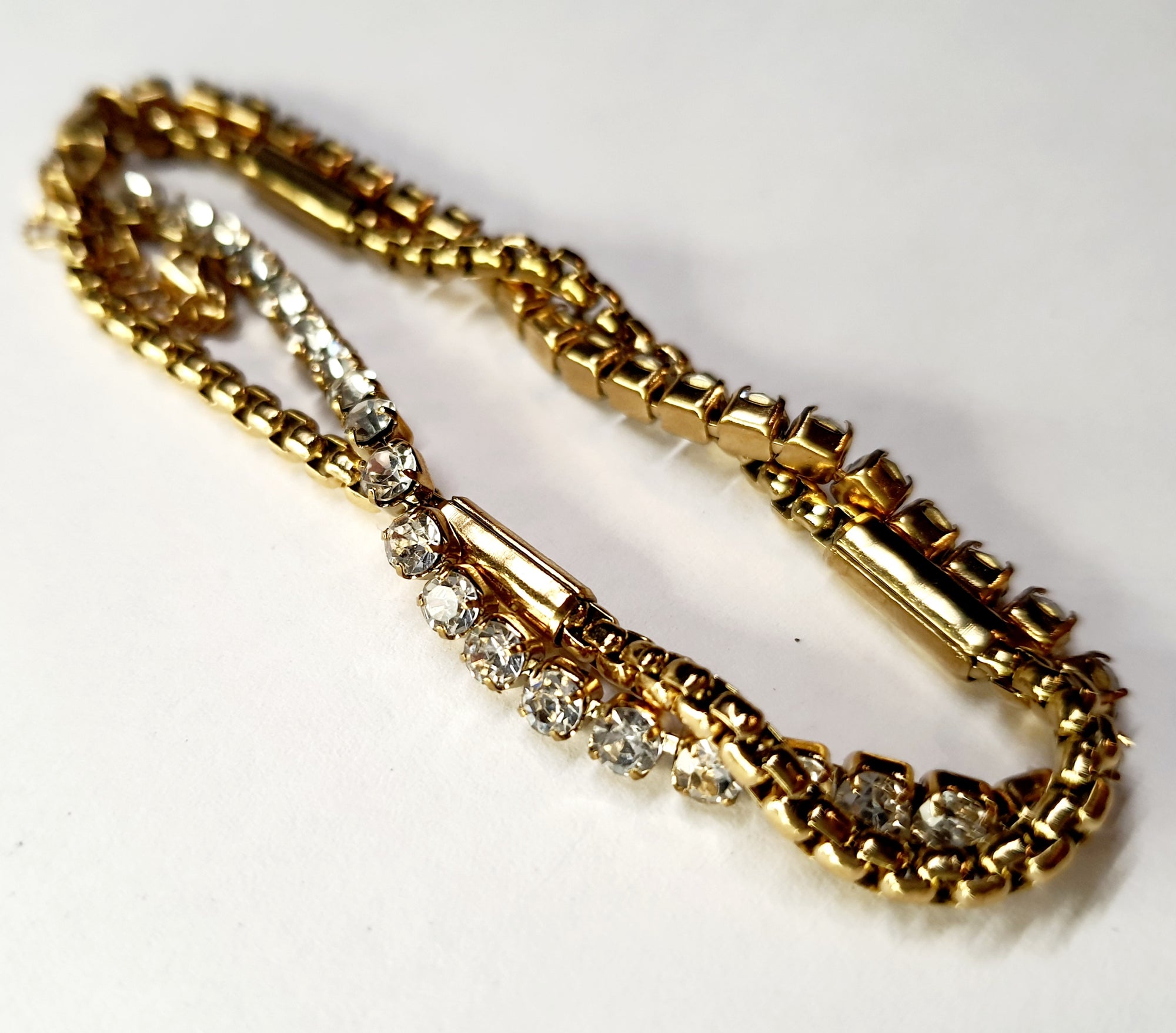 Złota podwójna bransoletka z cyrkoniami, długość regulowana 17–21 cm, styl glamour i elegancki. Stal nierdzewna, stal chirurgiczna, wodoodporne, hipoalergiczne, jakość premium, Rouge Bizu.