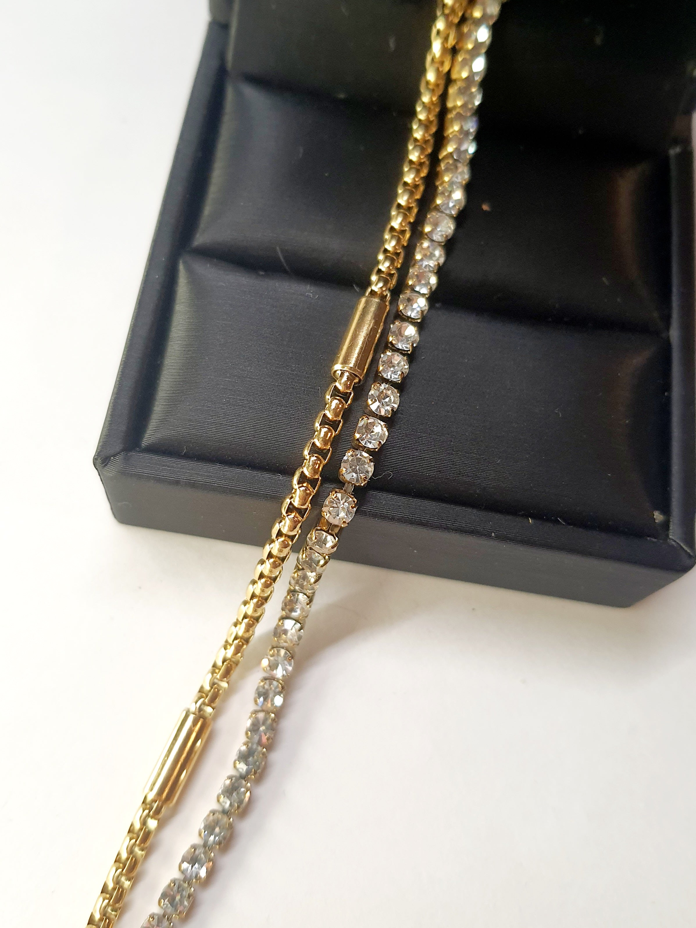 Złota podwójna bransoletka z cyrkoniami, długość regulowana 17–21 cm, styl glamour i elegancki. Stal nierdzewna, stal chirurgiczna, wodoodporne, hipoalergiczne, jakość premium, Rouge Bizu.