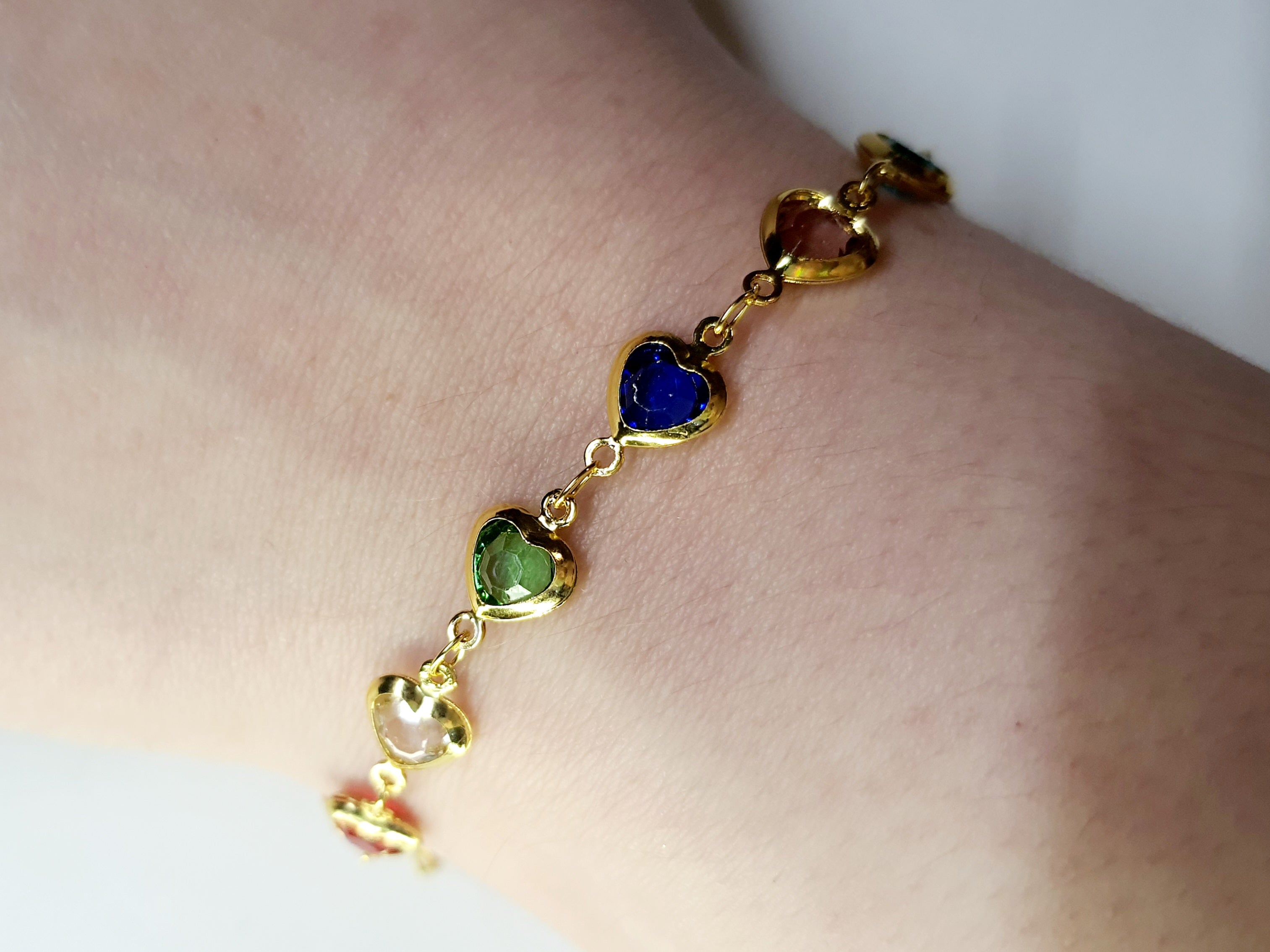Złota bransoletka z kolorowymi serduszkami, długość regulowana 17–22 cm, styl romantyczny i glamour. Stal nierdzewna, stal chirurgiczna, wodoodporne, hipoalergiczne, jakość premium, Rouge Bizu.