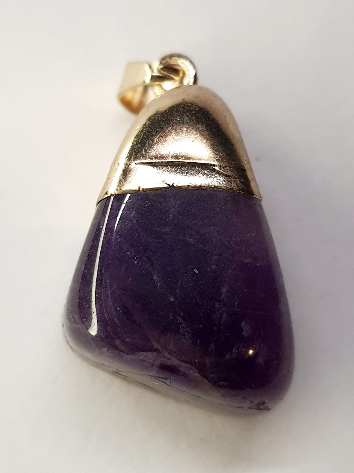 Złoty wisiorek z syntetycznym ametystem o średnicy 2 cm, styl romantyczny i magiczny. Stal nierdzewna, stal chirurgiczna, wodoodporne, hipoalergiczne, jakość premium, Rouge Bizu.