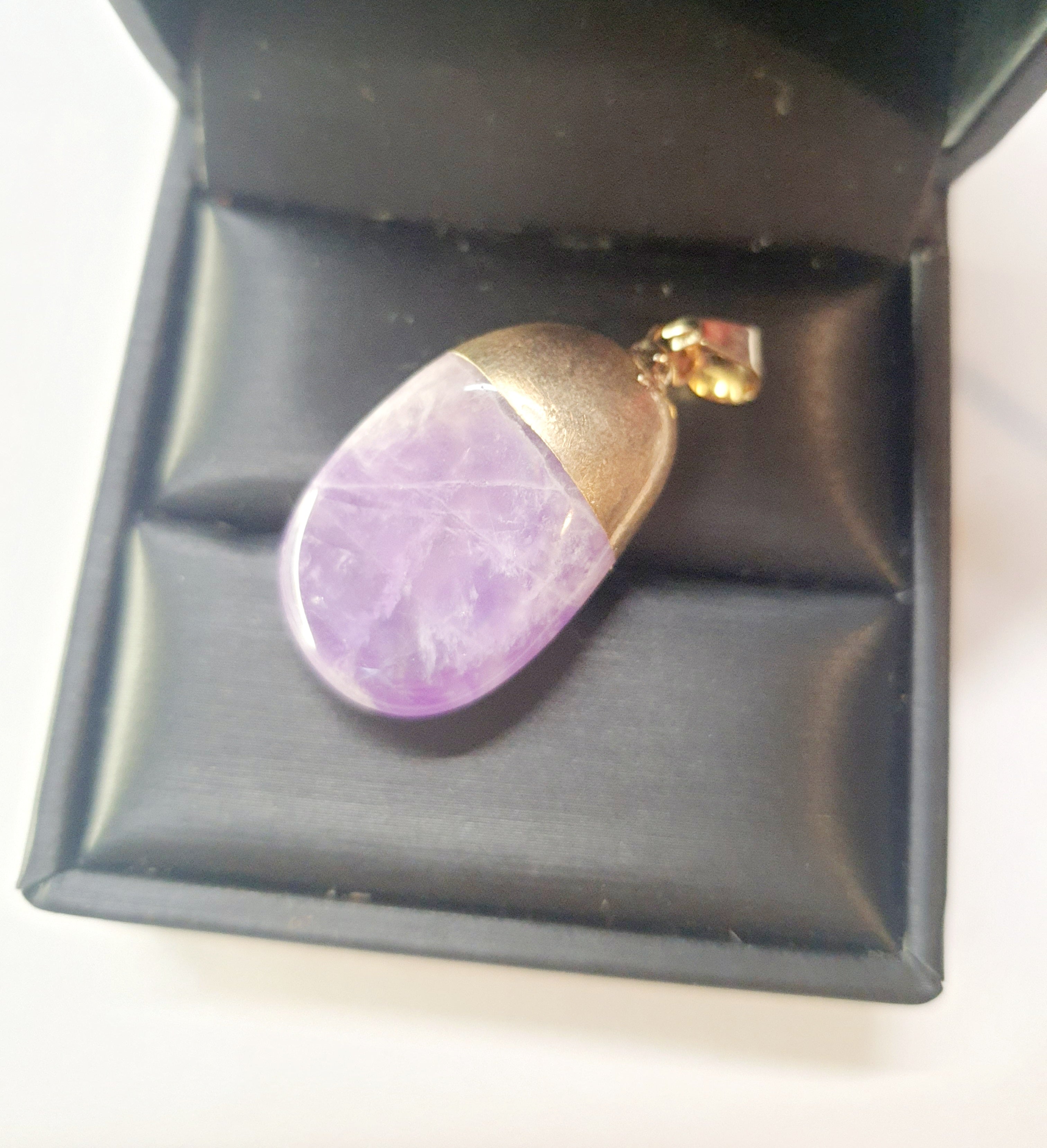 Złoty wisiorek z syntetycznym ametystem o średnicy 3 cm, styl magiczny i elegancki. Stal nierdzewna, stal chirurgiczna, wodoodporne, hipoalergiczne, jakość premium, Rouge Bizu.