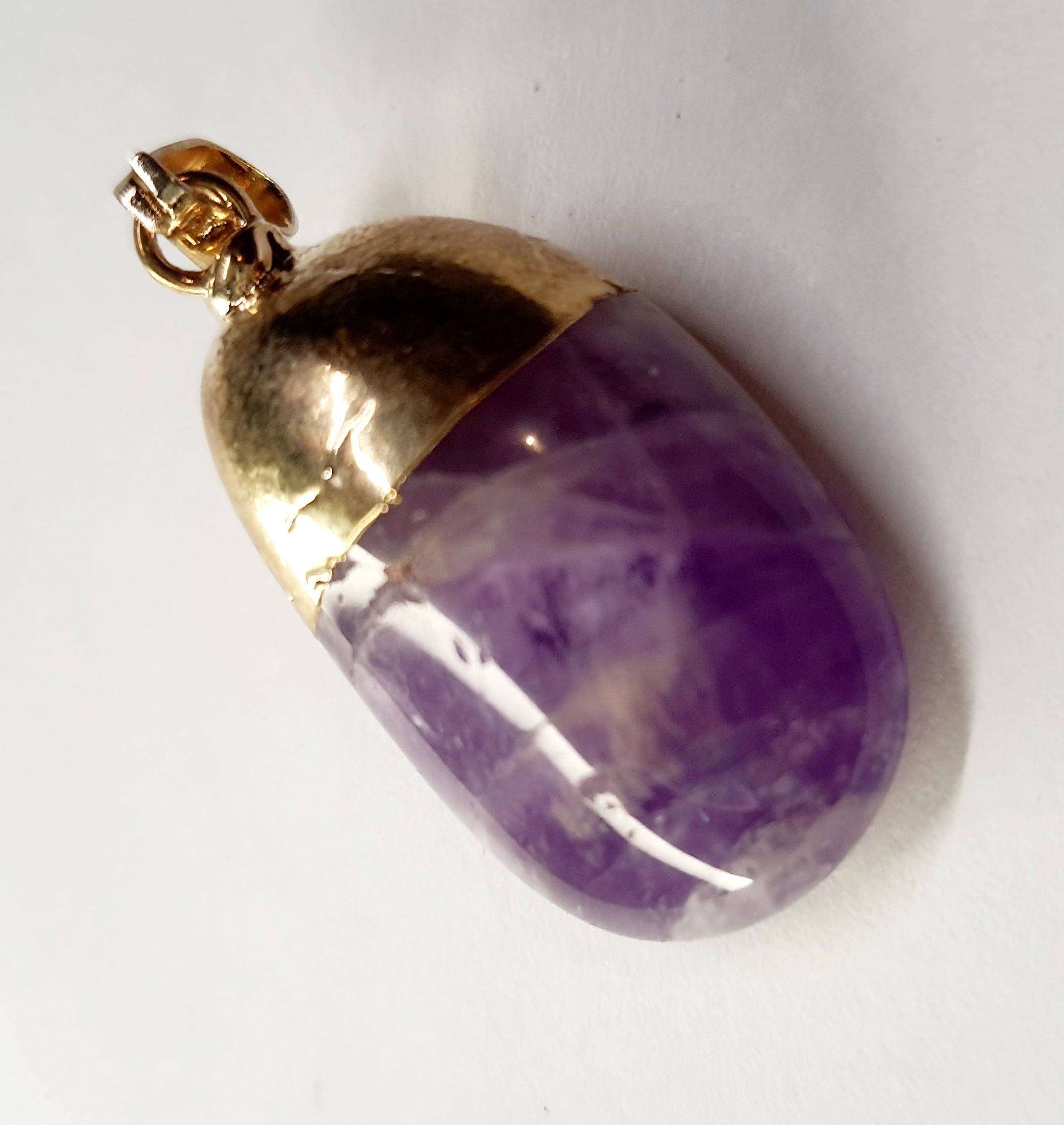 Złoty wisiorek z syntetycznym ametystem o średnicy 3 cm, styl magiczny i elegancki. Stal nierdzewna, stal chirurgiczna, wodoodporne, hipoalergiczne, jakość premium, Rouge Bizu.