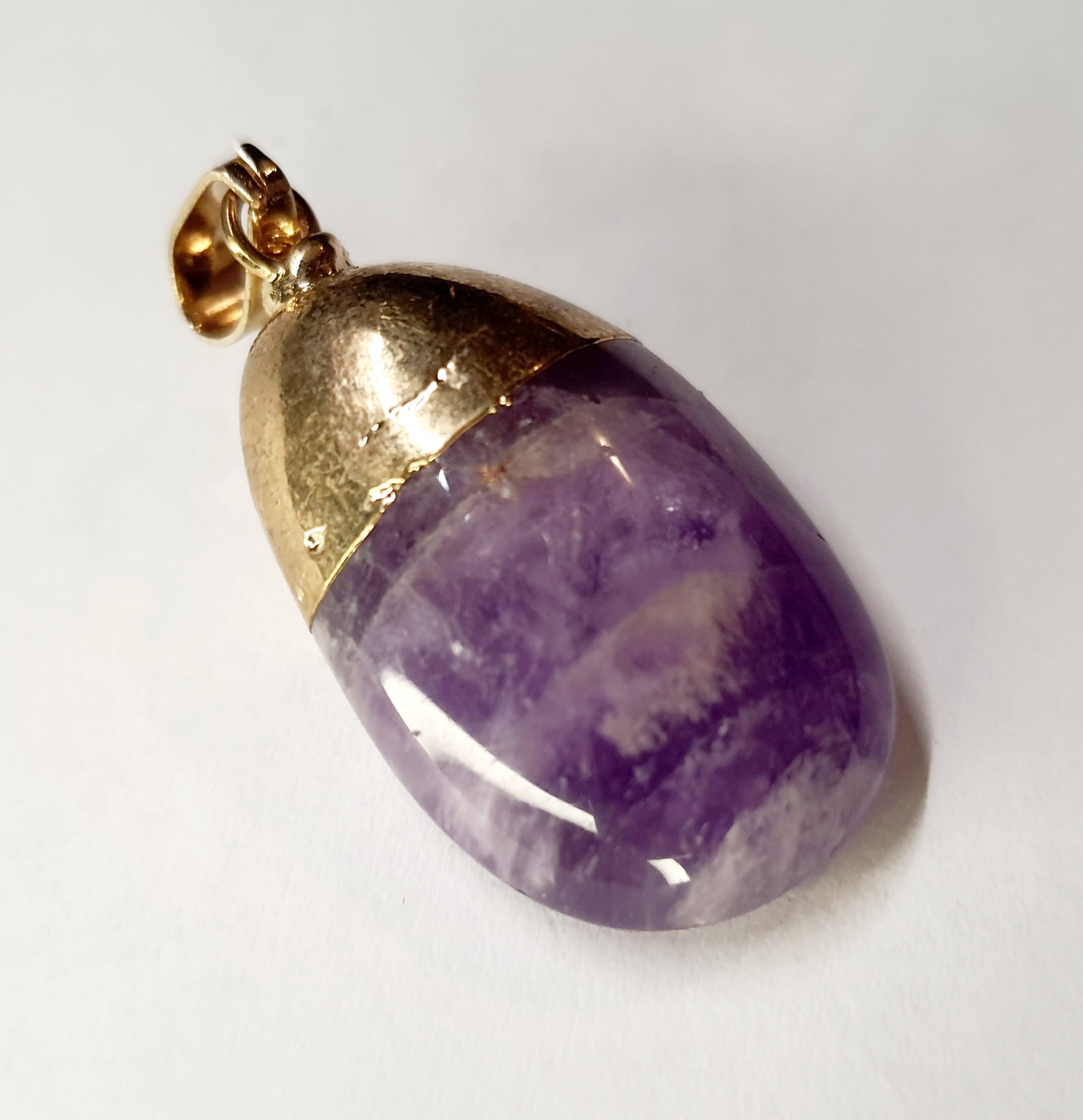 Złoty wisiorek z syntetycznym ametystem o średnicy 3 cm, styl magiczny i elegancki. Stal nierdzewna, stal chirurgiczna, wodoodporne, hipoalergiczne, jakość premium, Rouge Bizu.