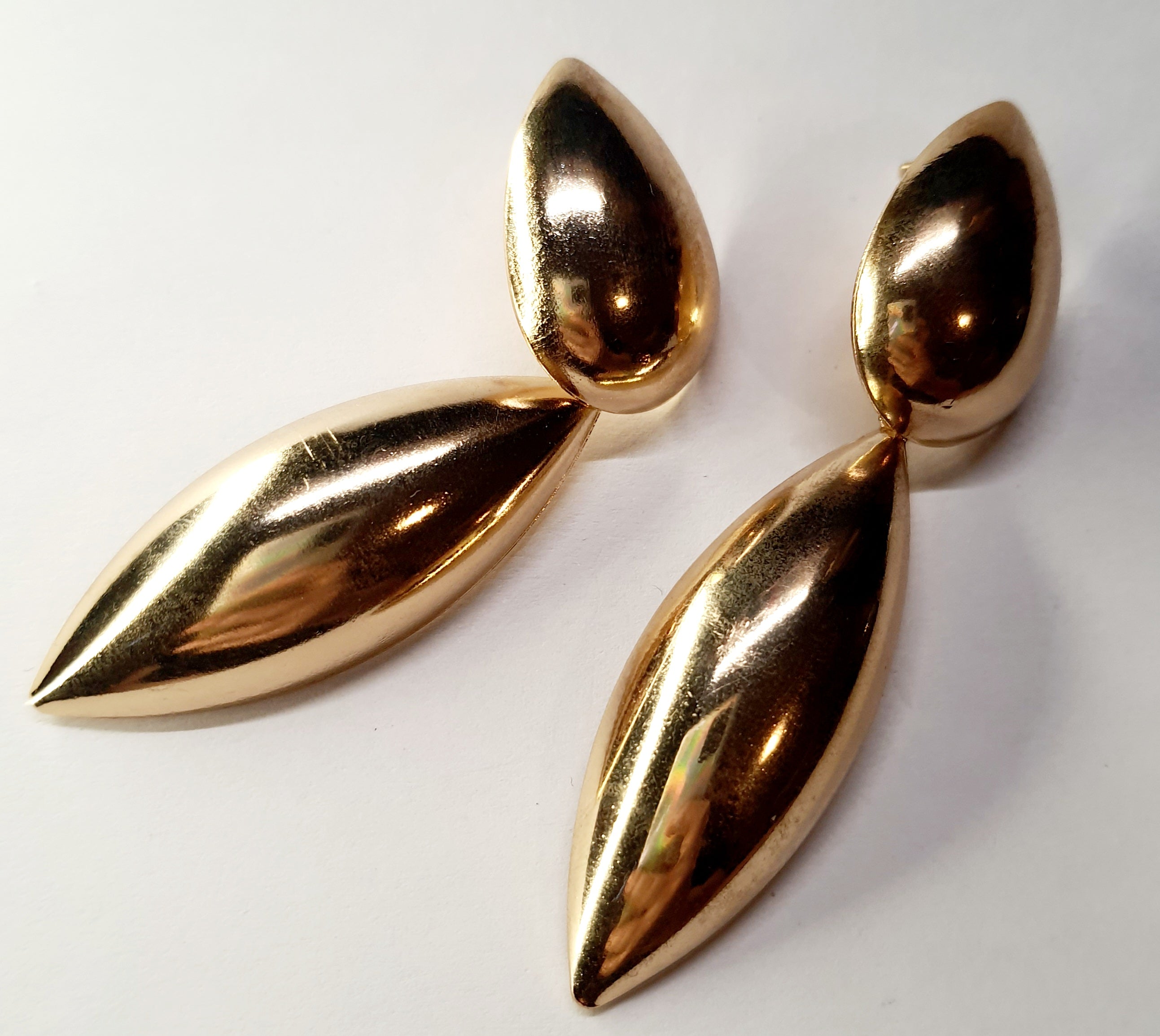 Kolczyki złote, wiszące, o opływowym kształcie, długość 7 cm. Styl minimalistyczny i elegancki. Stal nierdzewna, stal chirurgiczna, wodoodporne, hipoalergiczne, jakość premium. Rouge Bizu.