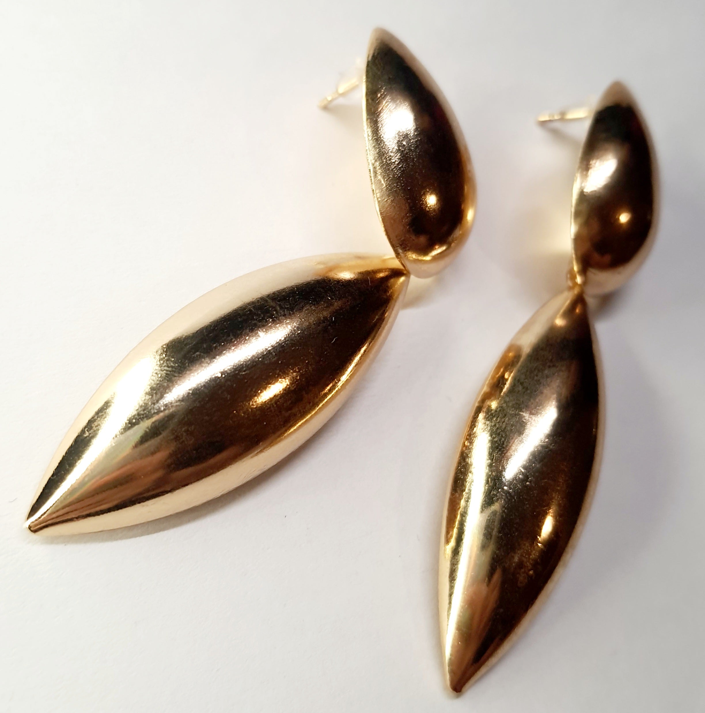 Kolczyki złote, wiszące, o opływowym kształcie, długość 7 cm. Styl minimalistyczny i elegancki. Stal nierdzewna, stal chirurgiczna, wodoodporne, hipoalergiczne, jakość premium. Rouge Bizu.