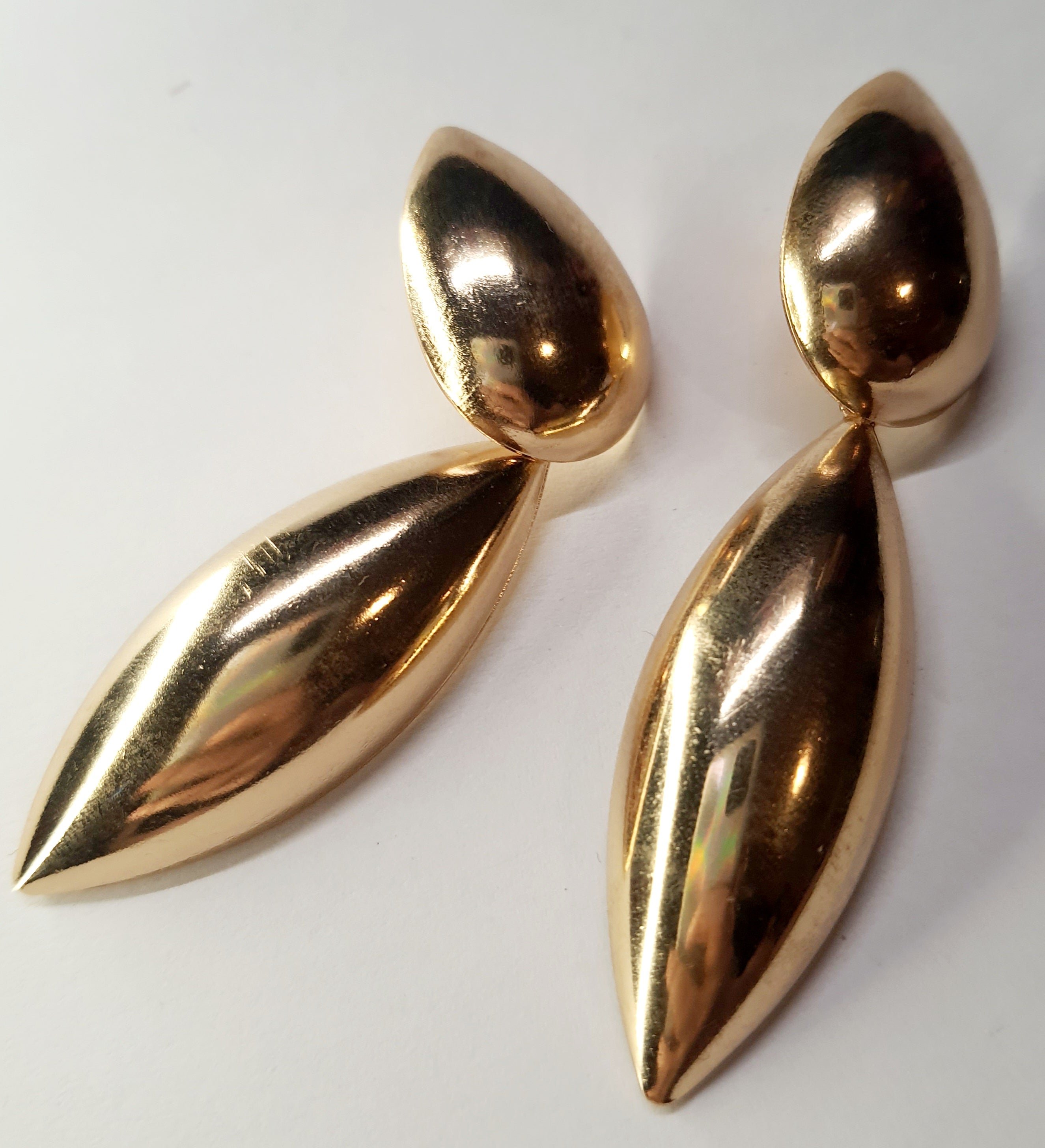 Kolczyki złote, wiszące, o opływowym kształcie, długość 7 cm. Styl minimalistyczny i elegancki. Stal nierdzewna, stal chirurgiczna, wodoodporne, hipoalergiczne, jakość premium. Rouge Bizu.