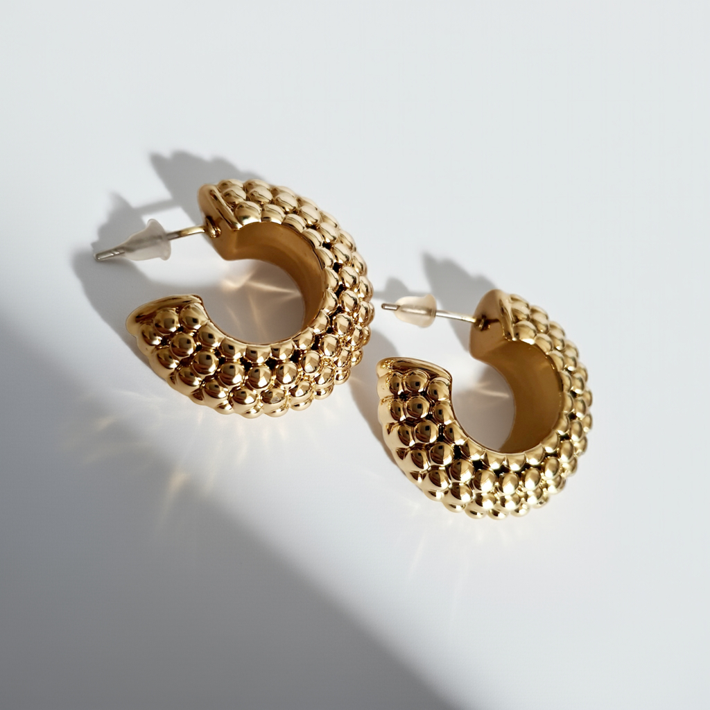 Złote kolczyki koła z fakturą kuleczek, stal nierdzewna, średnica 4 cm, styl glamour. Rouge Bizu.