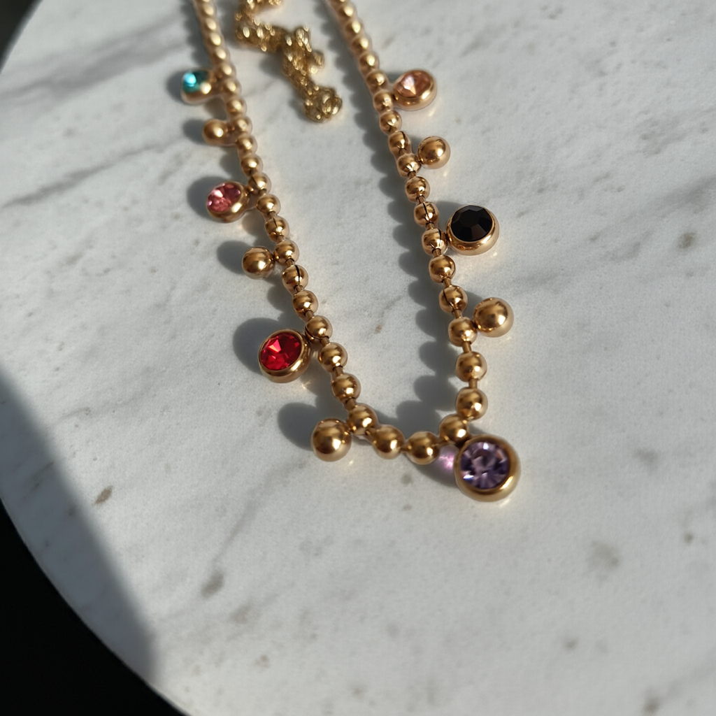 Naszyjnik złoty 40–47 cm ze stali nierdzewnej, zdobiony kolorowymi kryształkami i złotymi kuleczkami, subtelny i lekki, Rouge Bizu.#bizuteria #biżuteriapozłacana #stalnierdzewna #stalchirurgiczna #platerowane18k #wodoodporne #hipoalergiczne #retro #vintage #złotynaszyjnik #rougebizu