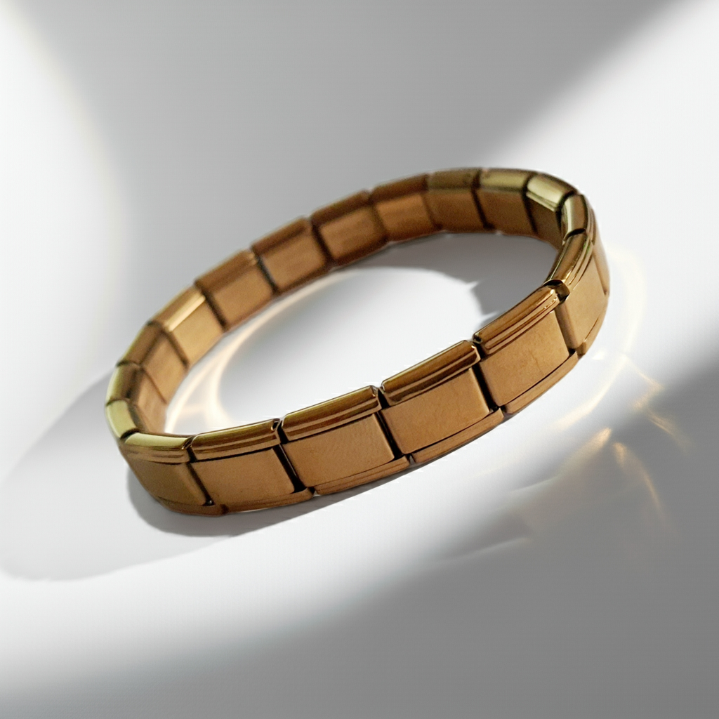 Złota, elastyczna bransoletka z szerokimi ogniwami w stylu retro, minimalistyczna, elegancka, długość 20 cm. Wykonana ze stali nierdzewnej, stal chirurgiczna. Rouge Bizu.
