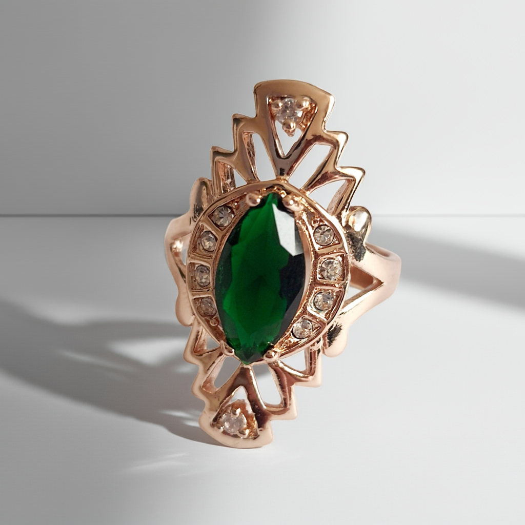 Pierścionek ze szmaragdowym oczkiem i błyszczącymi kryształami w złotej oprawie, stal nierdzewna. Styl old hollywood, vintage glamour. rouge bizu