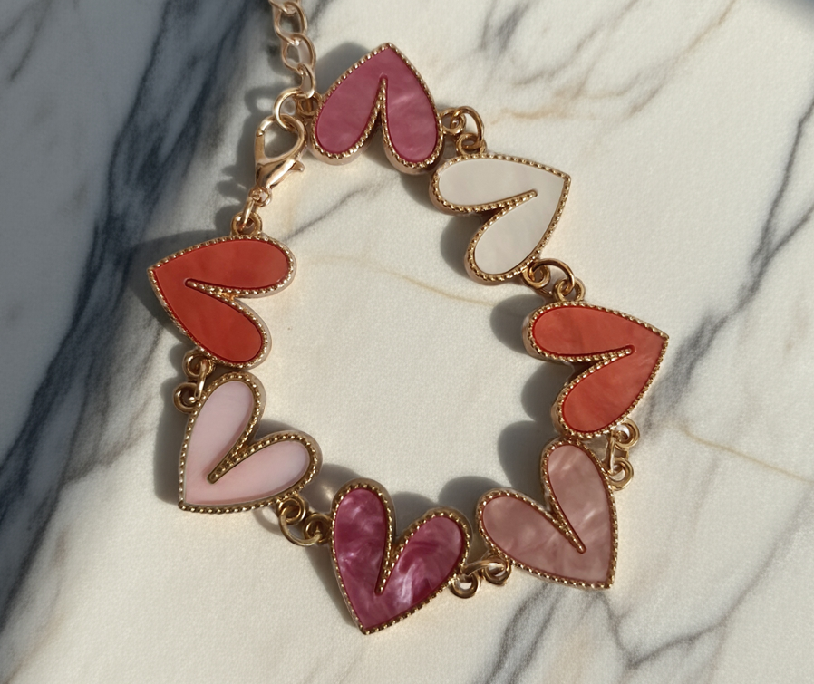 Bransoletka złota 17–22 cm ze stali nierdzewnej, zdobiona kolorowymi sercami w odcieniach różu, bieli i koralu, romantyczna i kobieca, Rouge Bizu. Stal nierdzewna, stal chirurgiczna, hipoalergiczna, nierdzewna, wodoodporna, jakość premium