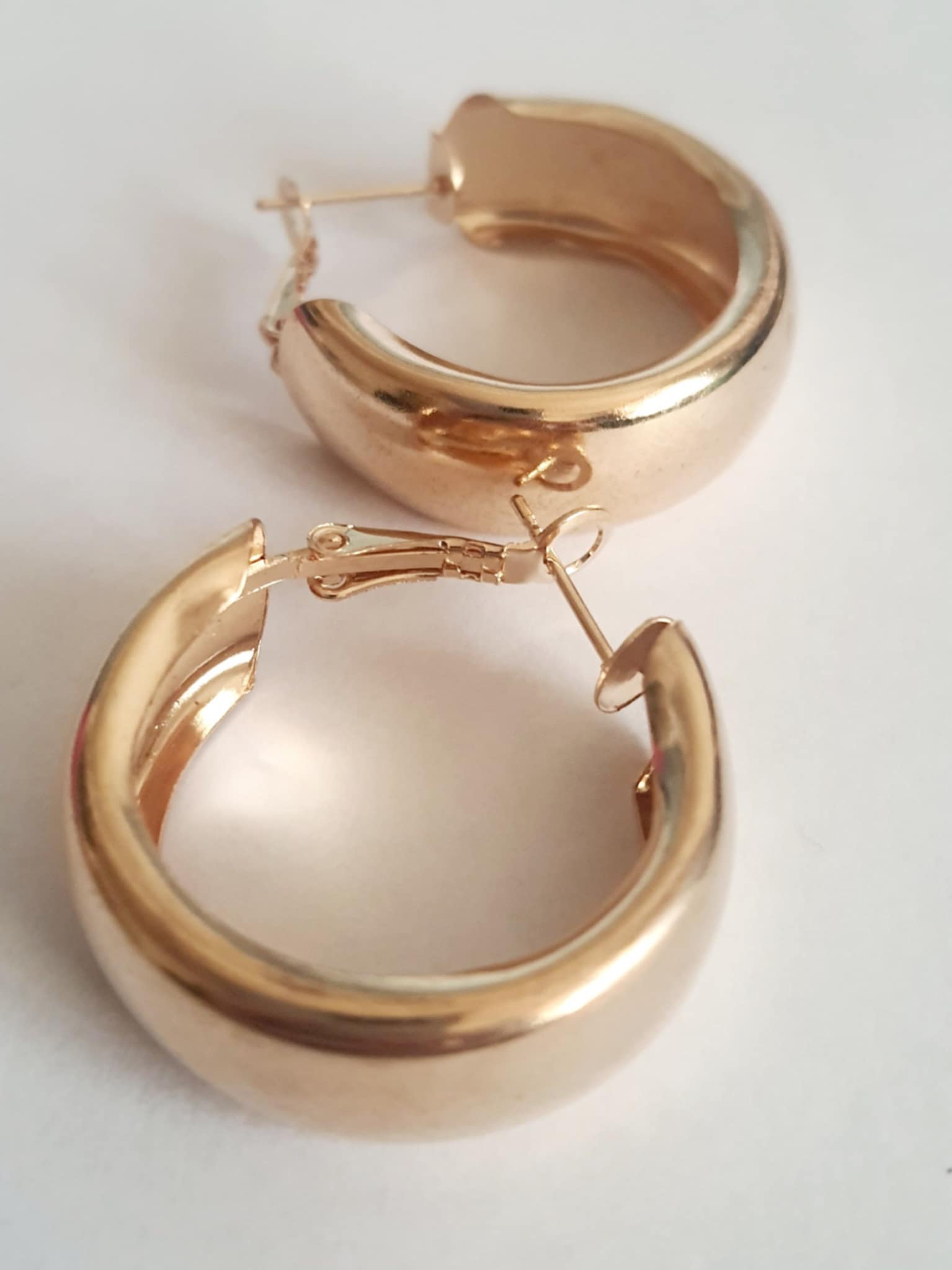 Kolczyki koła ze stali nierdzewnej o pełnej, klasycznej formie i średnicy 3 cm. Gładkie wykończenie, elegancki styl. RougeBizu.

