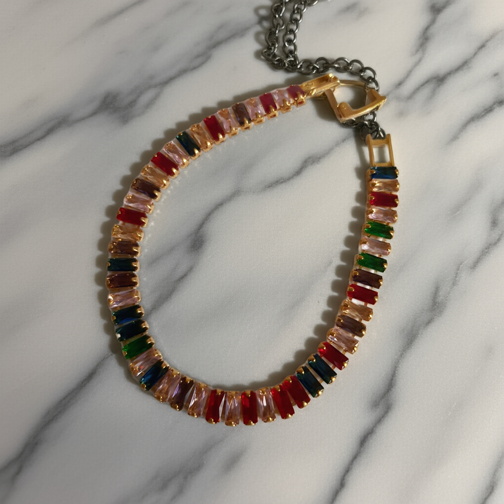 Bransoletka tęczowa glamour ze stali nierdzewnej, złocona, zdobiona wielobarwnymi prostokątnymi cyrkoniami w szlifie fasetowanym, długość 17,5 cm, RougeBizu.