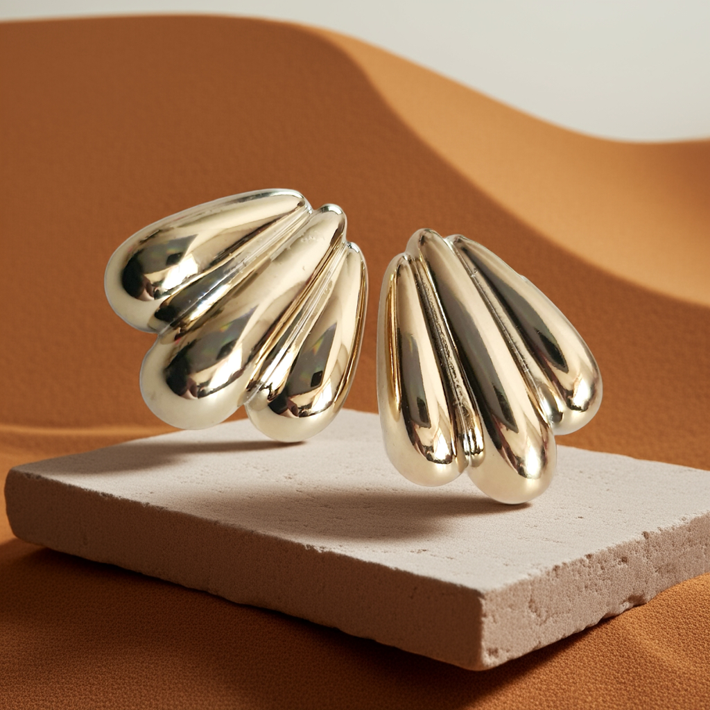 Kolczyki złote wkrętki o długości 2,5 cm, masywna forma przypominająca skrzydła lub rzeźbione łzy, styl vintage, glamour, stal chirurgiczna, elegancja i blask. Rouge Bizu.
