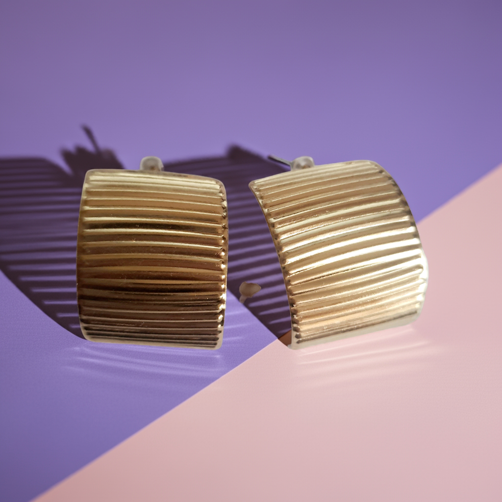 Złote kolczyki szerokie z pionowym tłoczeniem, minimalistyczne i eleganckie. Stal nierdzewna, długość 3 cm. Rouge Bizu.