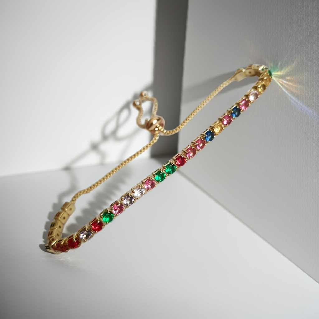 Bransoletka złota 25–30 cm ze stali nierdzewnej, wysadzana kolorowymi cyrkoniami w rzędzie, regulowane zapięcie, Rouge Bizu. #bizuteria #biżuteriapozłacana #stalnierdzewna #stalchirurgiczna #platerowane18k #wodoodporne #hipoalergiczne #retro #vintage #rougebizu