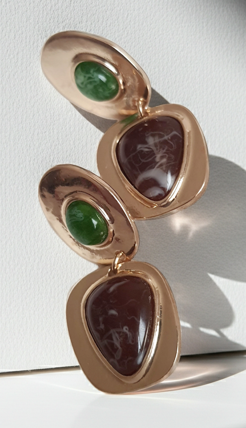 Kolczyki damskie ze stali nierdzewnej, długość 4 cm, złota oprawa, zielone kamienie o szklanym połysku i brązowe kamienie o nieregularnym wzorze, styl artystyczny glamour, Rouge Bizu.