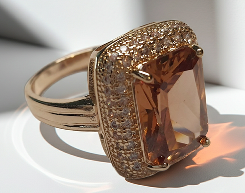 Pierścionek ze złotej stali nierdzewnej z prostokątnym miodowym kamieniem w stylu glamour vintage, otoczony cyrkoniami, elegancki i kobiecy. Rozmiar 19 mm. stal chirurgiczna, stal nierdzewna, wodoodporne, hipoalergiczne, jakość premium, RougeBizu.