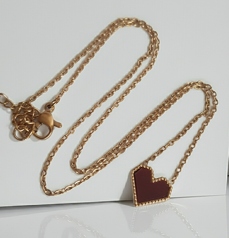 Naszyjnik złoty łańcuszek z zawieszką w kształcie serca w kolorze bordo, zdobiona ramka, stal nierdzewna, stal chirurgiczna, wodoodporne, hipoalergiczne, jakość premium, Rouge Bizu.