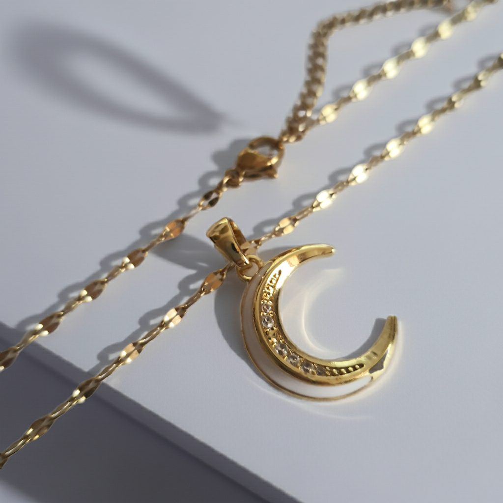 Złoty naszyjnik ze stali chirurgicznej z zawieszką w kształcie półksiężyca wysadzanego cyrkoniami. Regulowana długość 40–45 cm. Stal chirurgiczna, stal nierdzewna, wodoodporne, hipoalergiczne, jakość premium. RougeBizu.