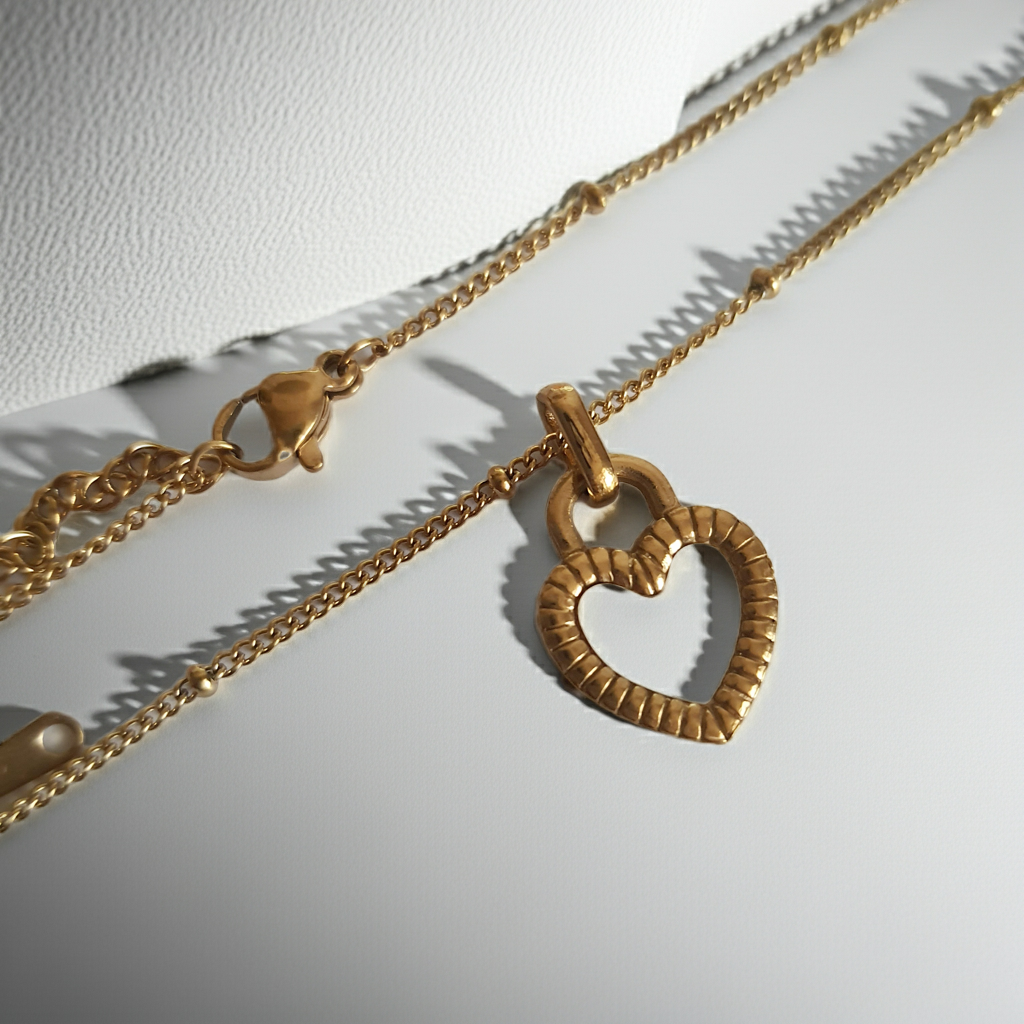 Złoty naszyjnik ze stali chirurgicznej z dwustronnym sercem – czarna i biała emalia. Regulowana długość 45–50 cm. Stal chirurgiczna, stal nierdzewna, wodoodporne, hipoalergiczne, jakość premium. RougeBizu.