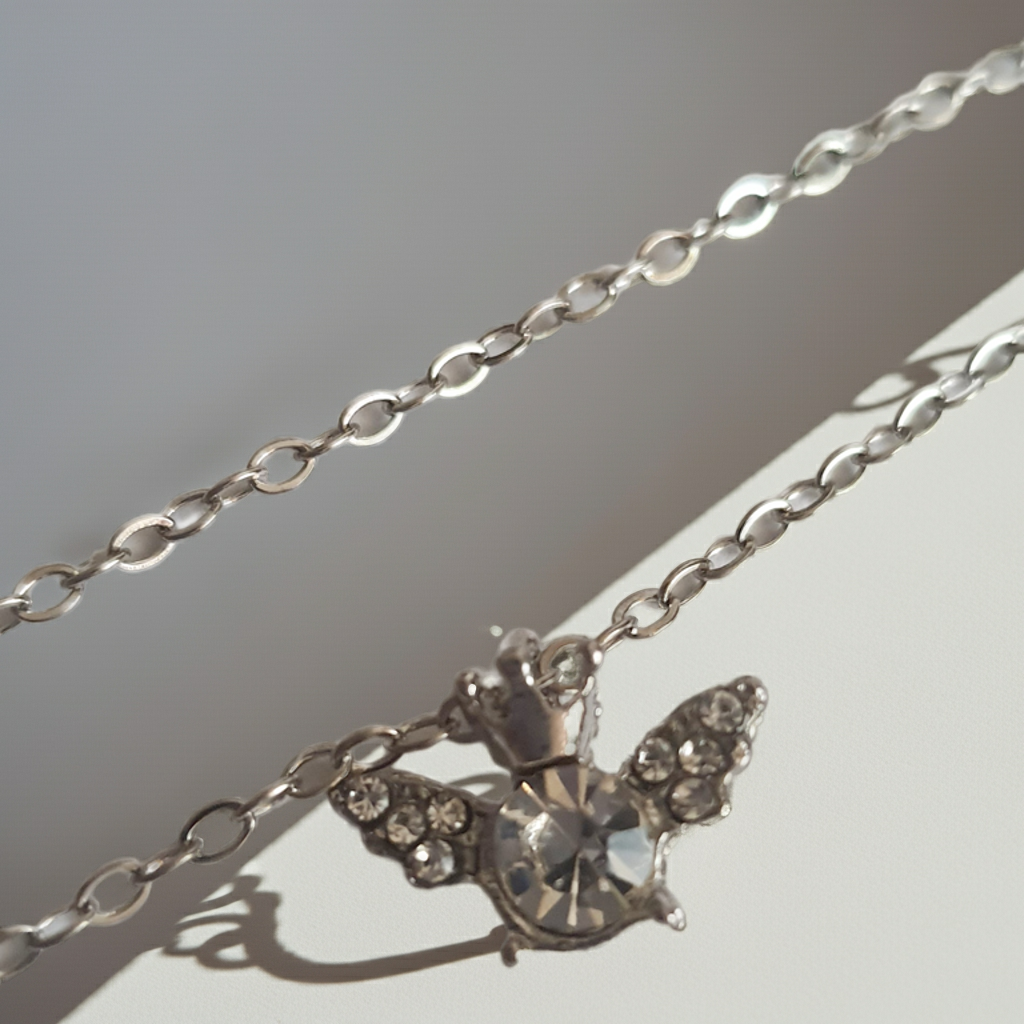 Naszyjnik srebrny ze stali nierdzewnej – stal chirurgiczna, wodoodporny, hipoalergiczny, jakość premium. Zawieszka w kształcie pszczółki z kryształowym środkiem i zdobionymi skrzydełkami. Długość łańcuszka 42–49 cm. Styl RougeBizu.