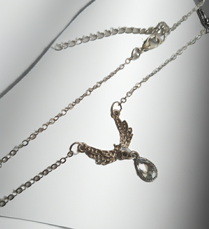 Srebrny naszyjnik ze stali nierdzewnej – stal chirurgiczna, wodoodporny, hipoalergiczny, jakość premium. Zawieszka w kształcie gołębia wysadzanego cyrkoniami z kryształową łzą. Długość łańcuszka 42–49 cm. RougeBizu.