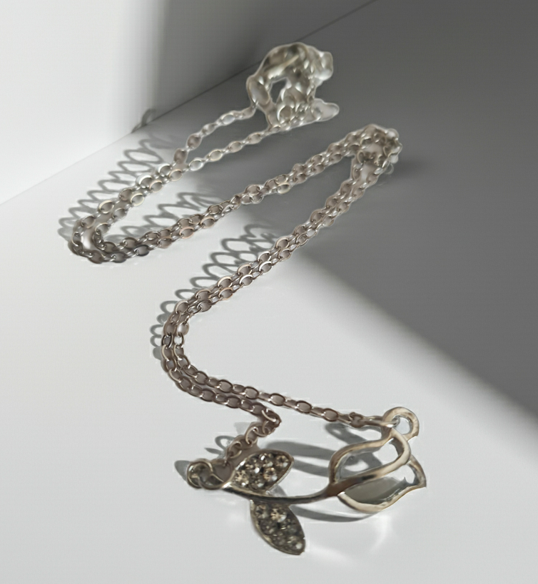 Srebrny naszyjnik ze stali nierdzewnej – stal chirurgiczna, wodoodporny, hipoalergiczny, jakość premium. Zawieszka w kształcie róży z listkami ozdobionymi cyrkoniami. Długość łańcuszka 42–49 cm. RougeBizu.