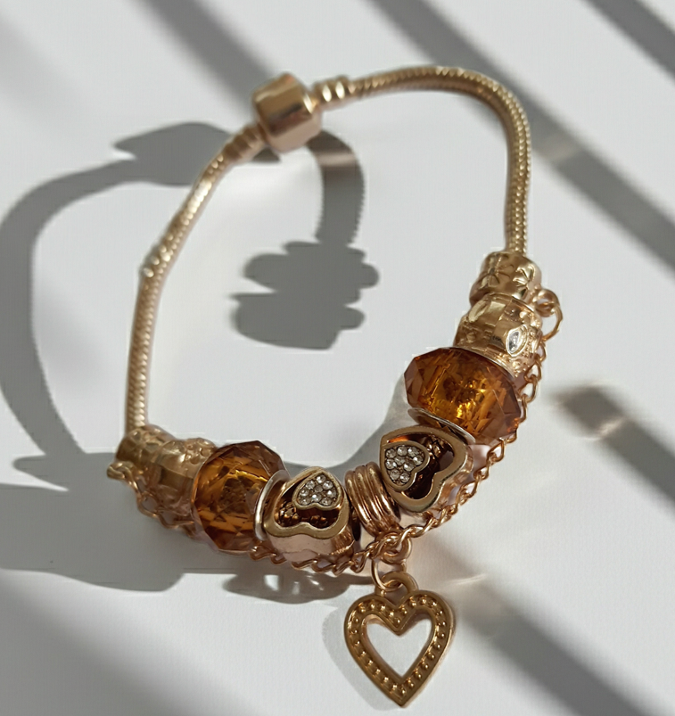 Przepiękna bransoletka stal nierdzewna z charmsami w pięknym, ciepłym bursztynowym kolorze. kolor wyrobu ciepłe złoto. charmsy z blokadą, wyjątkowo śliczny i elegancki wyrób. stal nierdzewna. rougebizu