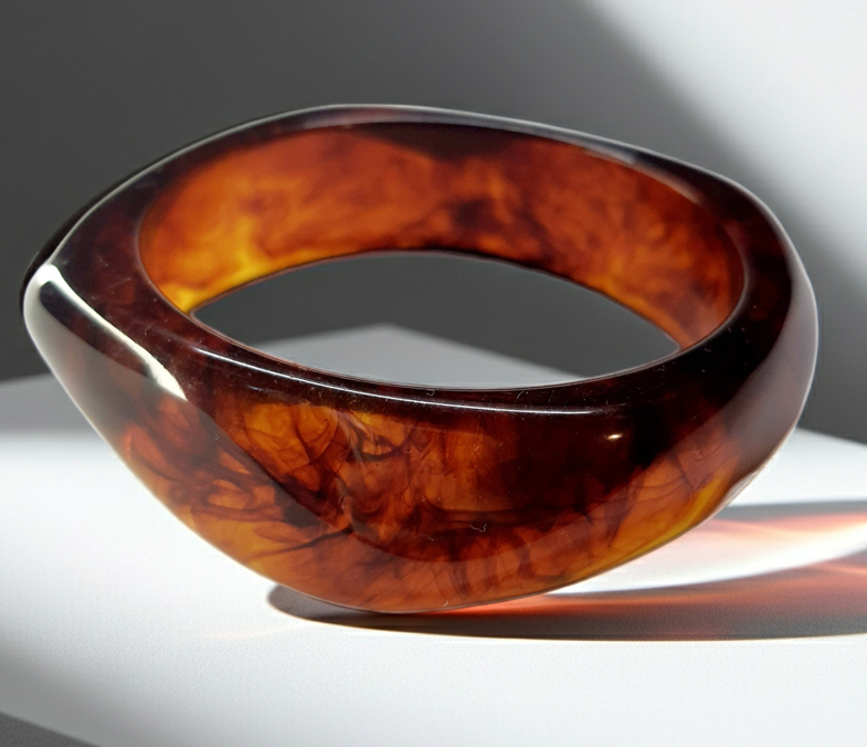 Bransoletka akrylowa w kolorze ciemnego bursztynu, o średnicy 6 cm, w stylu retro i minimalistycznym. Stal nierdzewna, stal chirurgiczna, wodoodporne, hipoalergiczne, jakość premium, Rouge Bizu.