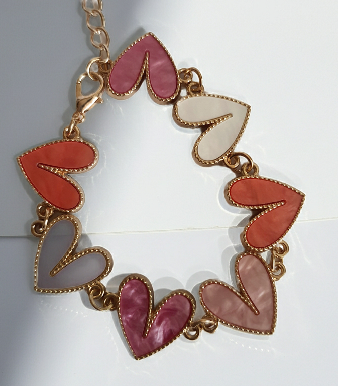 Bransoletka złota 17–22 cm ze stali nierdzewnej, zdobiona kolorowymi sercami w odcieniach różu, bieli i koralu, romantyczna i kobieca, Rouge Bizu. Stal nierdzewna, stal chirurgiczna, hipoalergiczna, nierdzewna, wodoodporna, jakość premium