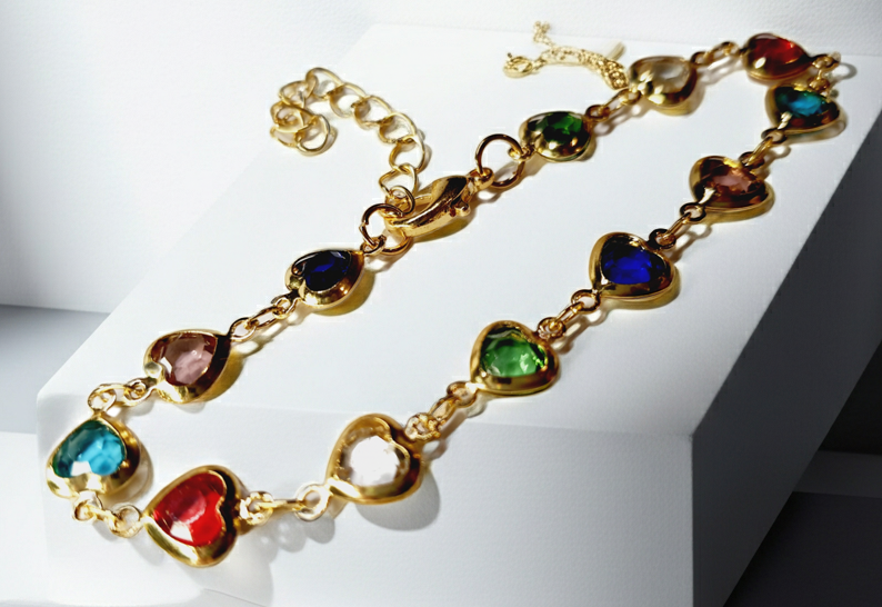 Złota bransoletka z kolorowymi serduszkami, długość regulowana 17–22 cm, styl romantyczny i glamour. Stal nierdzewna, stal chirurgiczna, wodoodporne, hipoalergiczne, jakość premium, Rouge Bizu.