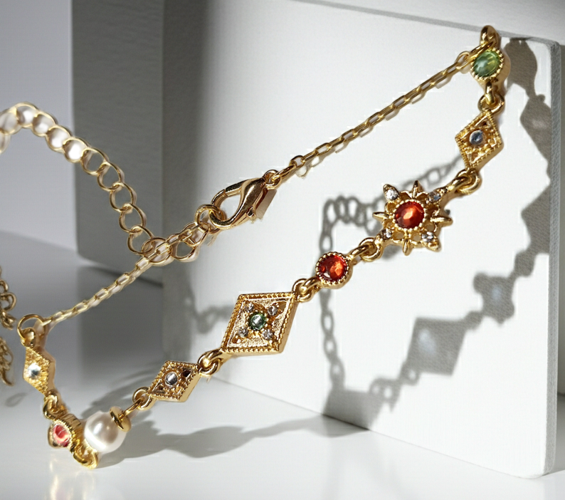 Złota bransoletka z kolorowymi kamieniami – czerwonymi, zielonymi i białymi, długość regulowana 18–25 cm, styl vintage orientalny. Stal nierdzewna, stal chirurgiczna, wodoodporne, hipoalergiczne, jakość premium, Rouge Bizu.