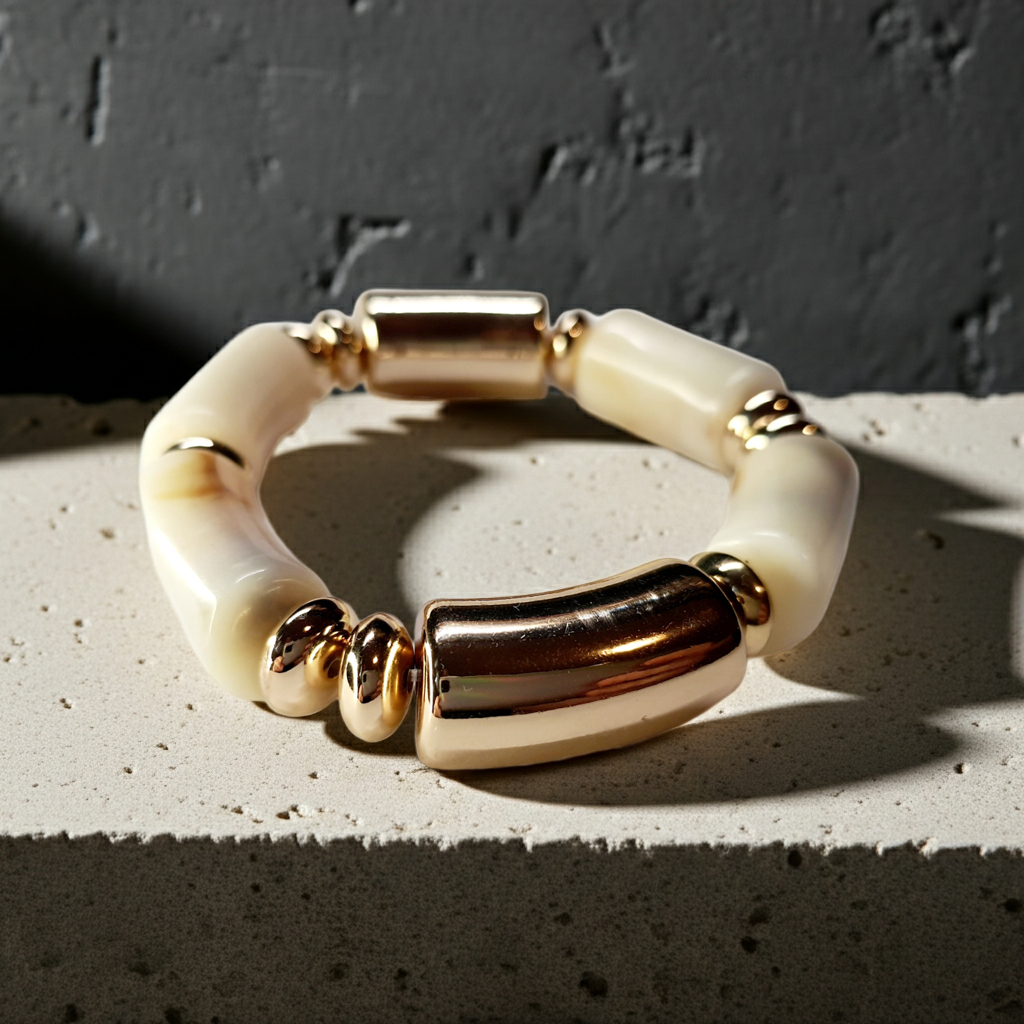 Bransoletka akrylowa w kolorze kości słoniowej, o średnicy 6 cm, w stylu retro i minimalistycznym. Stal nierdzewna, stal chirurgiczna, wodoodporne, hipoalergiczne, jakość premium, Rouge Bizu.