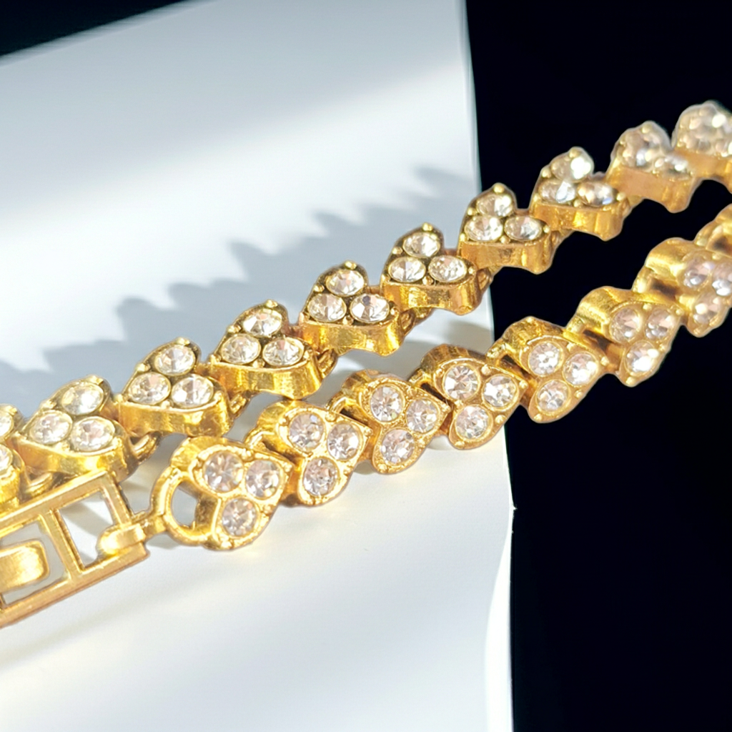 Złota bransoletka tenisowa z cyrkoniami, długość regulowana 17–22 cm, styl glamour i klasyczny. Stal nierdzewna, stal chirurgiczna, wodoodporne, hipoalergiczne, jakość premium, Rouge Bizu.