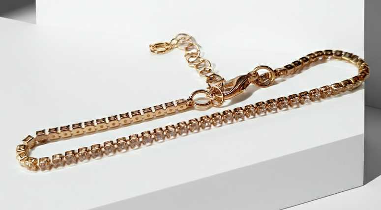 Złota bransoletka tenisowa z cyrkoniami, długość regulowana 17–22 cm, styl glamour i klasyczny. Stal nierdzewna, stal chirurgiczna, wodoodporne, hipoalergiczne, jakość premium, Rouge Bizu.