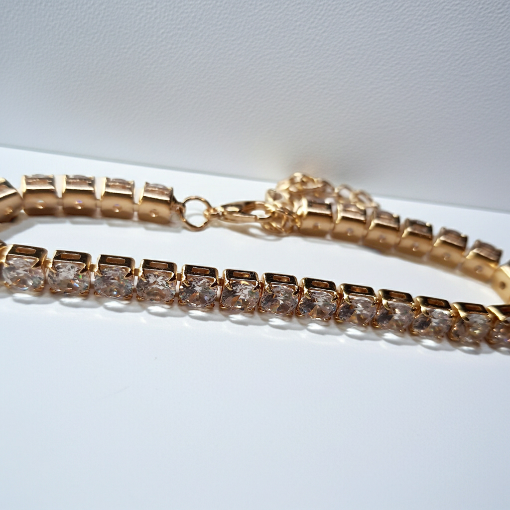 Złota bransoletka tenisowa z cyrkoniami, długość regulowana 17–22 cm, styl glamour i klasyczny. Stal nierdzewna, stal chirurgiczna, wodoodporne, hipoalergiczne, jakość premium, Rouge Bizu.