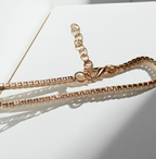 Złota bransoletka tenisowa z cyrkoniami, długość regulowana 17–22 cm, styl glamour i klasyczny. Stal nierdzewna, stal chirurgiczna, wodoodporne, hipoalergiczne, jakość premium, Rouge Bizu.