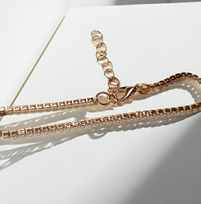 Złota bransoletka tenisowa z cyrkoniami, długość regulowana 17–22 cm, styl glamour i klasyczny. Stal nierdzewna, stal chirurgiczna, wodoodporne, hipoalergiczne, jakość premium, Rouge Bizu.