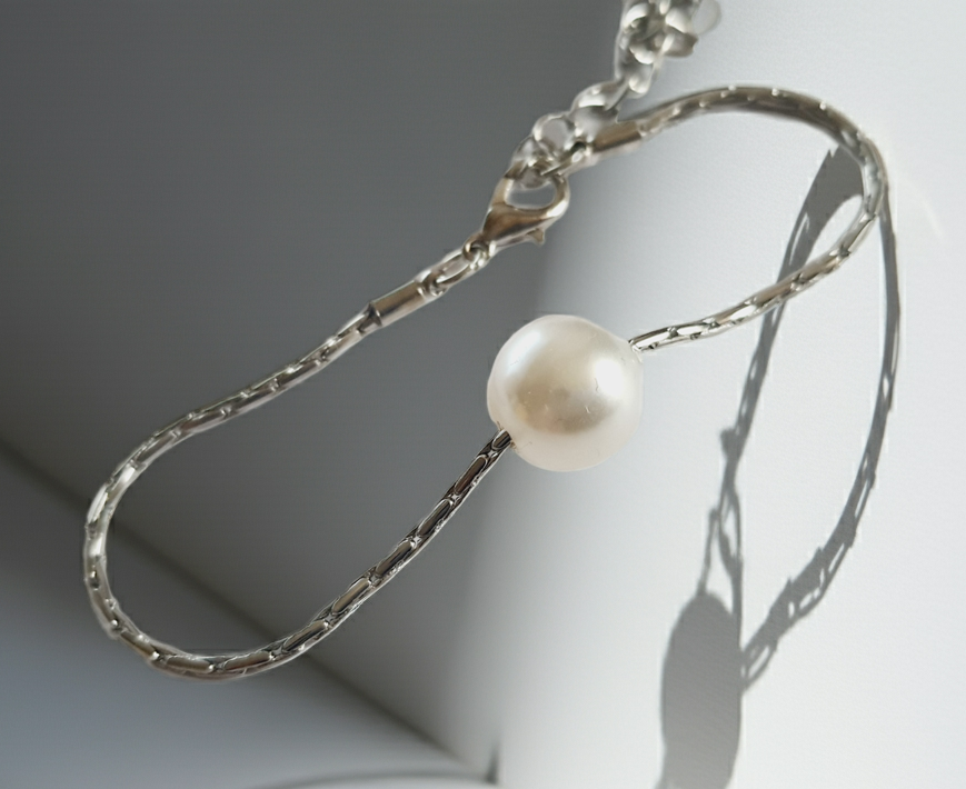 Srebrna bransoletka z dużą białą perłą na środku, elegancka i klasyczna. Stal nierdzewna, stal chirurgiczna, wodoodporne, hipoalergiczne, jakość premium, Rouge Bizu.
