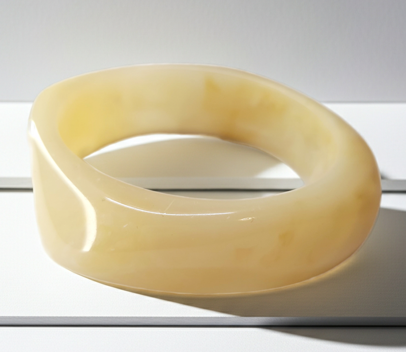 Bransoletka akrylowa w kolorze kremowego bursztynu, nieregularny kształt, minimalistyczny styl, lekka, elegancka, wodoodporna, hipoalergiczna, jakość premium, Rouge Bizu.