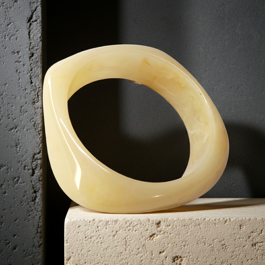 Bransoletka akrylowa w kolorze kremowego bursztynu, nieregularny kształt, minimalistyczny styl, lekka, elegancka, wodoodporna, hipoalergiczna, jakość premium, Rouge Bizu.