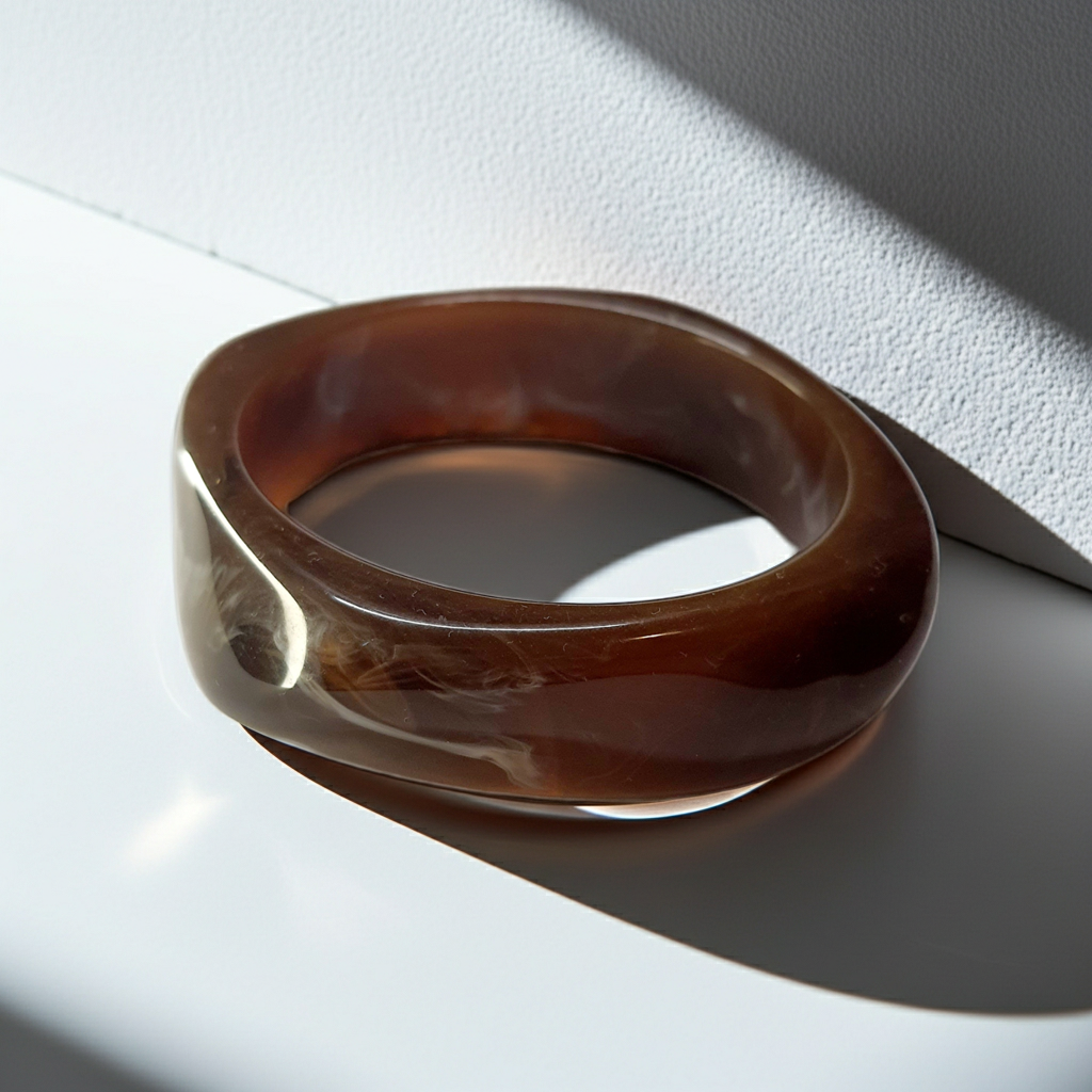 Bransoletka akrylowa w kolorze kawowego brązu z delikatnym marmurkowym wzorem, elegancka, minimalistyczna, sztywna, wodoodporna, hipoalergiczna, stal chirurgiczna, stal nierdzewna, jakość premium, Rouge Bizu.