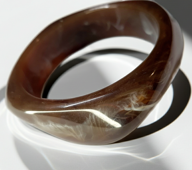 Bransoletka akrylowa w kolorze kawowego brązu z delikatnym marmurkowym wzorem, elegancka, minimalistyczna, sztywna, wodoodporna, hipoalergiczna, stal chirurgiczna, stal nierdzewna, jakość premium, Rouge Bizu.