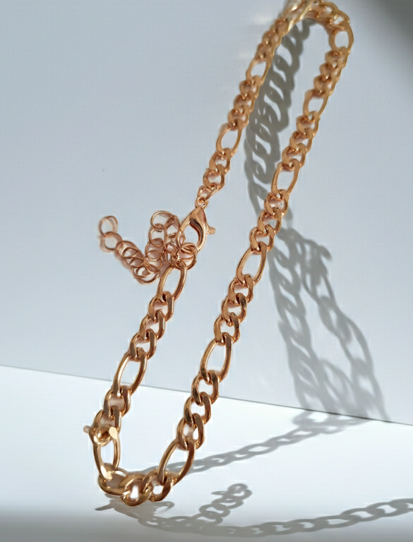 Złota bransoletka w splocie figaro, długość 23–28 cm, stal chirurgiczna, stal nierdzewna, wodoodporne, hipoalergiczne, jakość premium, połysk luksusowy, Rouge Bizu.