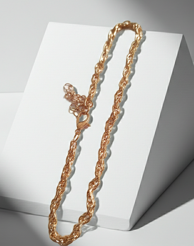 Złota bransoletka w splocie liny, długość 23–28 cm, stal chirurgiczna, stal nierdzewna, wodoodporne, hipoalergiczne, jakość premium, elegancki połysk, Rouge Bizu.