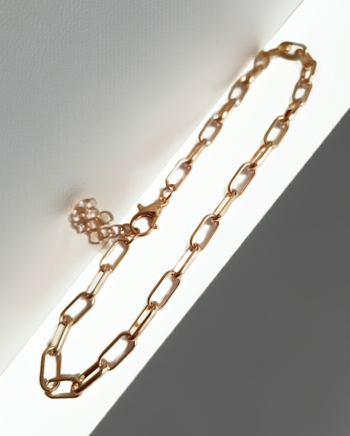 Złota bransoletka w splocie prostokątnych ogniw, długość 23–28 cm, stal chirurgiczna, stal nierdzewna, wodoodporne, hipoalergiczne, jakość premium, elegancki połysk, Rouge Bizu.