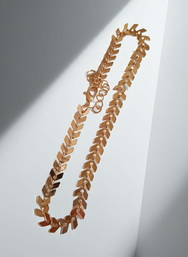 Złota bransoletka w splocie strzałek (chevron), długość 23–28 cm, stal chirurgiczna, stal nierdzewna, wodoodporne, hipoalergiczne, jakość premium, elegancki połysk, Rouge Bizu.