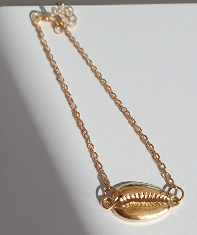 Złota bransoletka z zawieszką w kształcie muszli kauri, długość 23–28 cm, stal chirurgiczna, stal nierdzewna, wodoodporne, hipoalergiczne, jakość premium, styl boho, Rouge Bizu.