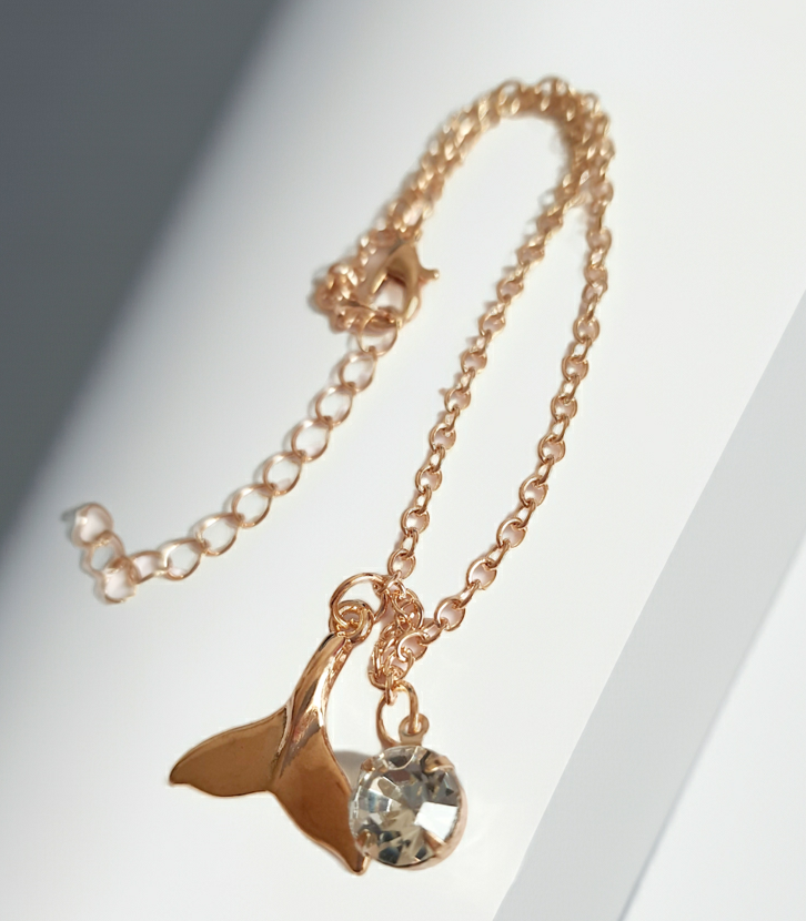 Złota bransoletka z zawieszką ogona syreny i cyrkonią, długość 23–28 cm, stal chirurgiczna, stal nierdzewna, wodoodporne, hipoalergiczne, jakość premium, połysk luksusowy, Rouge Bizu.